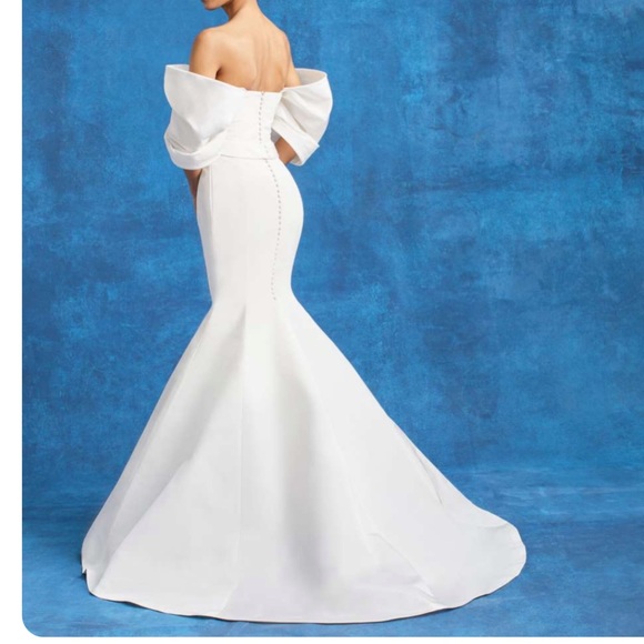 Carolina Herrera White Bride Wedding Gown Dress with Sleeves Fall 2022 Size 6 - Picture 4 of 5